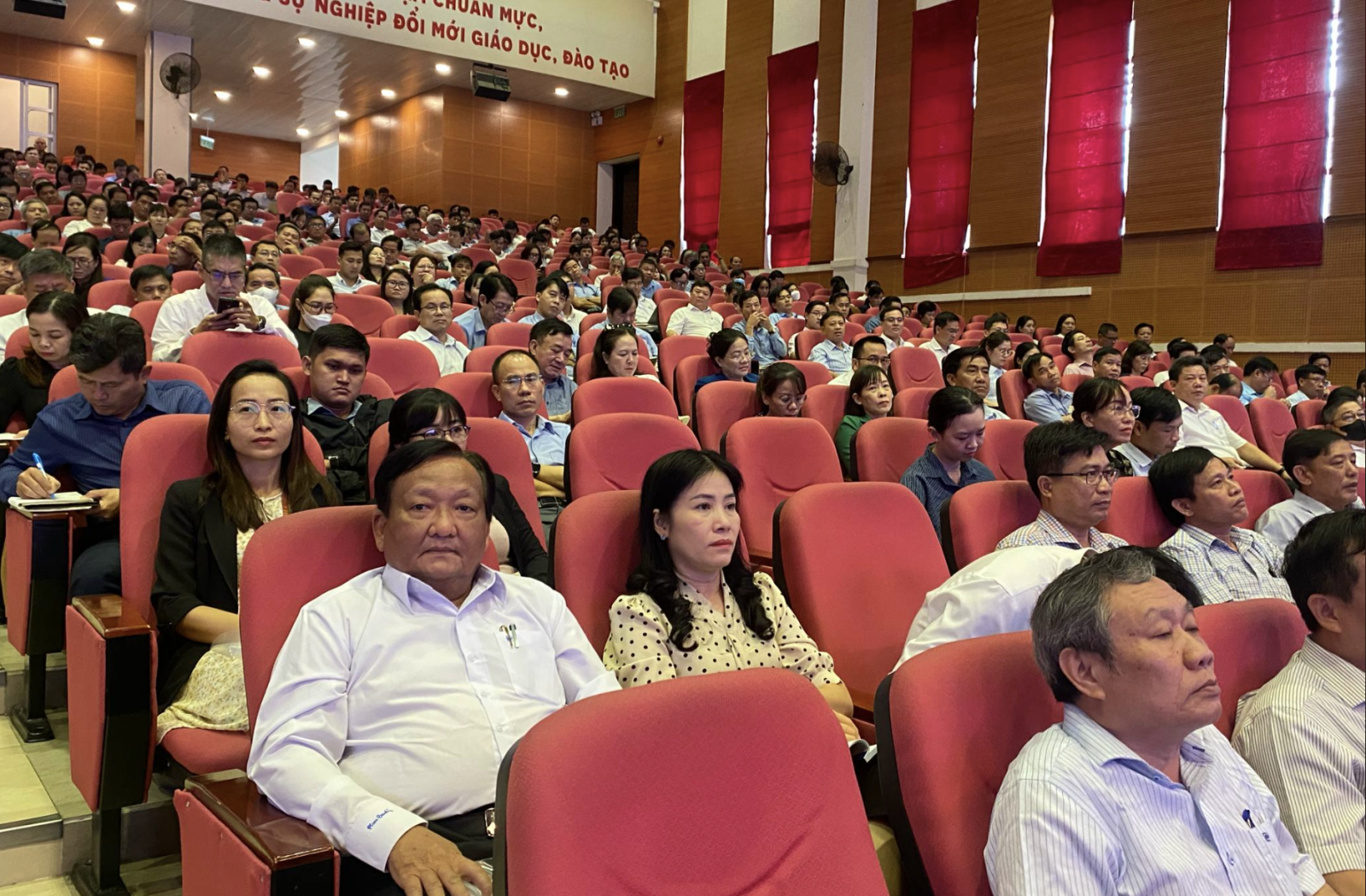 Các đại biểu tại hội nghỉ tập huấn công tác Kiểm tra kỳ thi TN THPT 2025