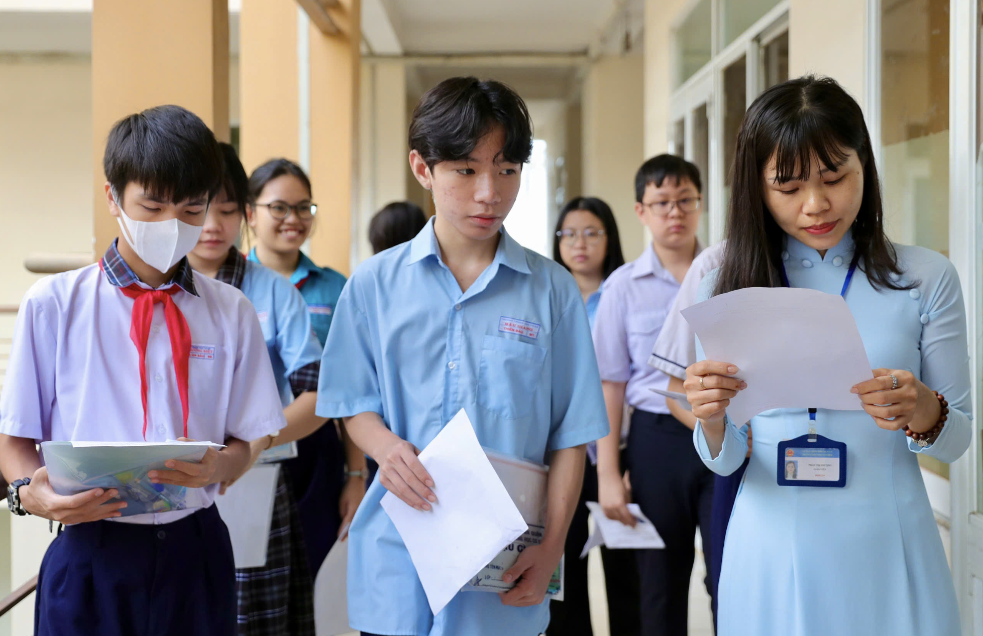 Cán bộ coi thi gọi thí sinh vào phòng thi 