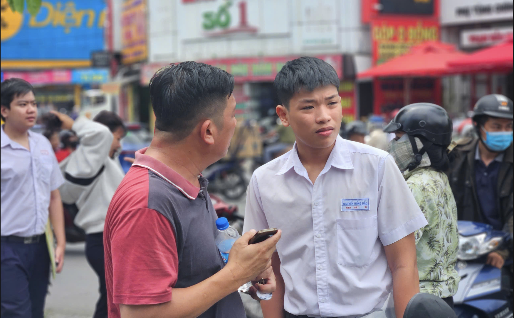 Thí sinh sau giờ thi môn toán - kỳ thi lớp 10 TP HCM 2025.