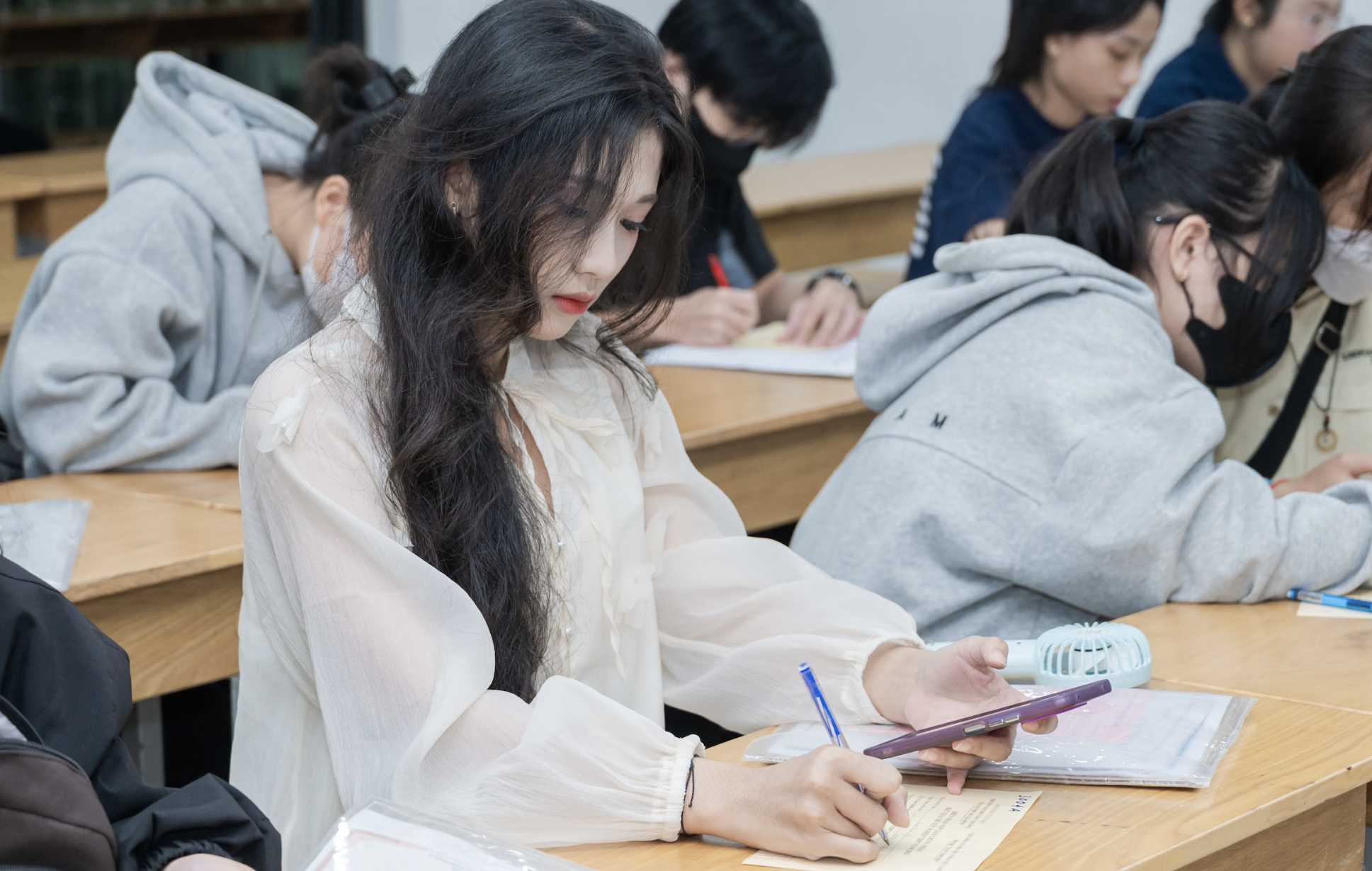 Thí sinh trúng tuyển đợt 1 năm 2025 làm thủ tục nhập học tại trường