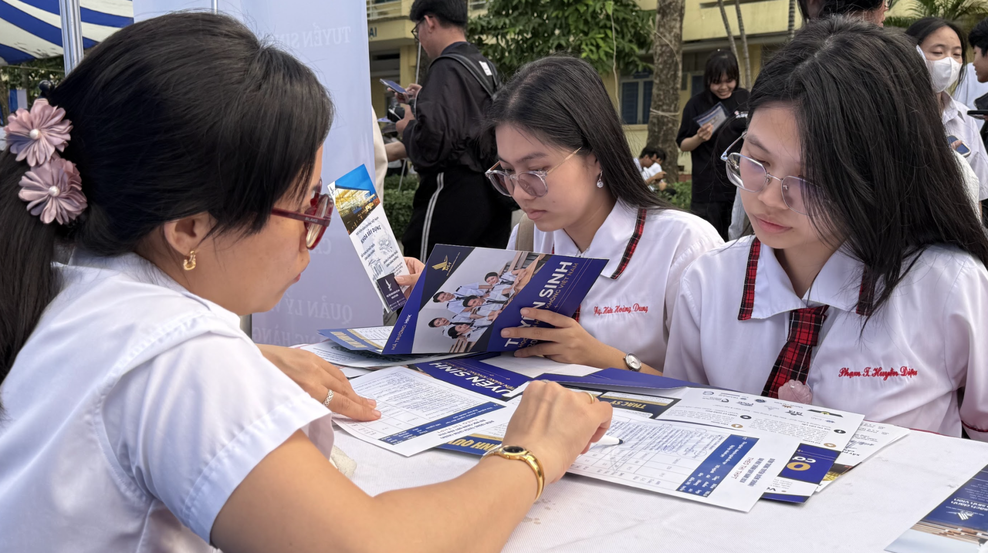 Thí sinh tìm hiểu thông tin xét tuyển ĐH của Học viện Hàng không Việt Nam 