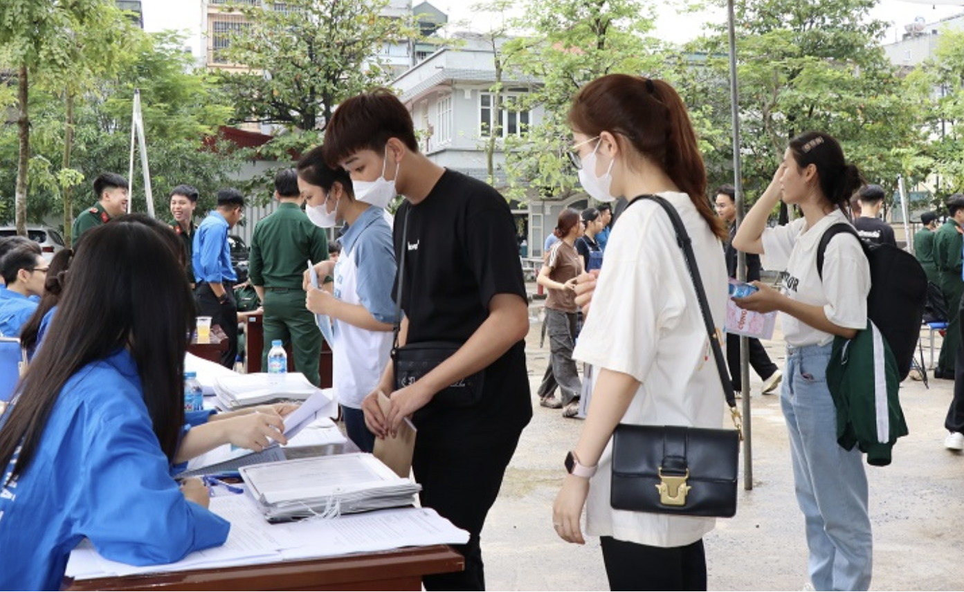 Thí sinh trúng tuyển vào học viện Kỹ thuật mật mã làm thủ tục nhập học 