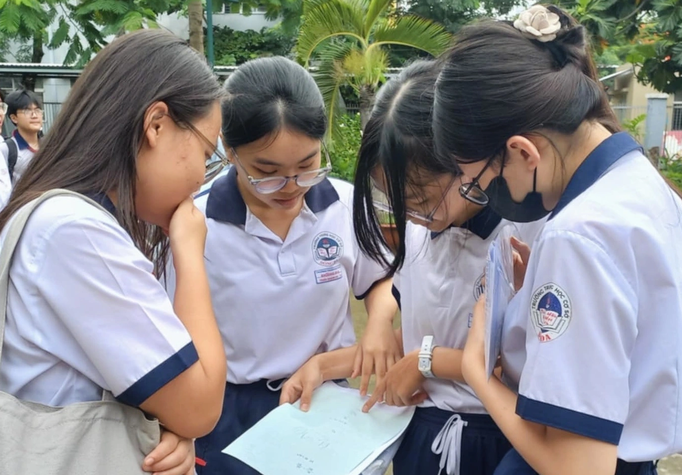 Thí sinh sau giờ thi lớp 10 tại TPHCM