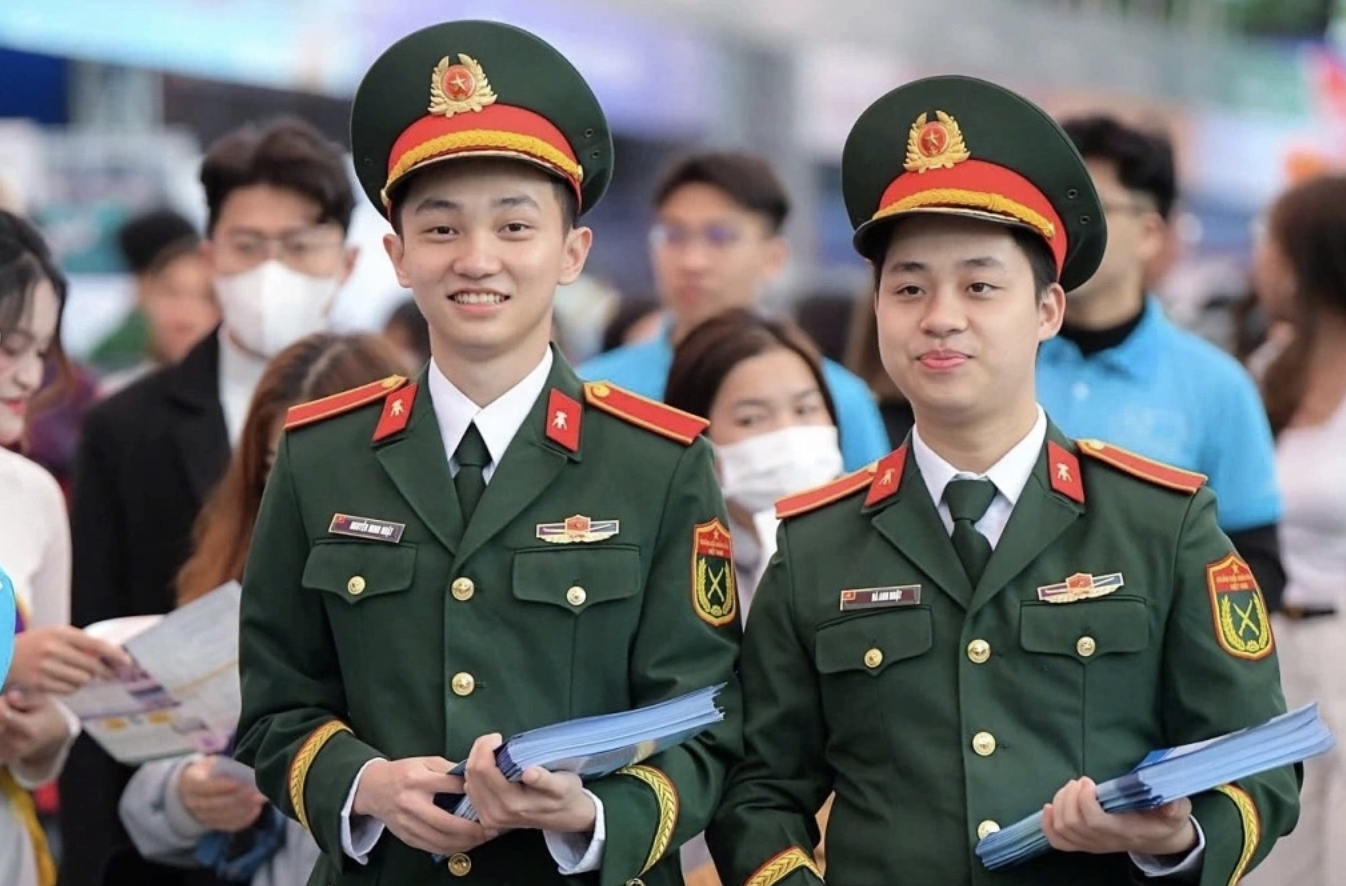 Học viên trường quân đội tham gia tư vấn tuyển sinh