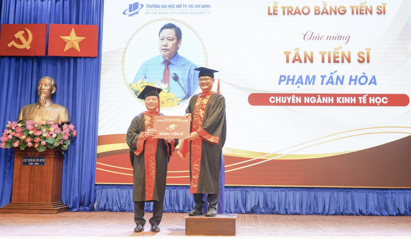 ĐH Mở TPHCM Trao bằng tiến sĩ