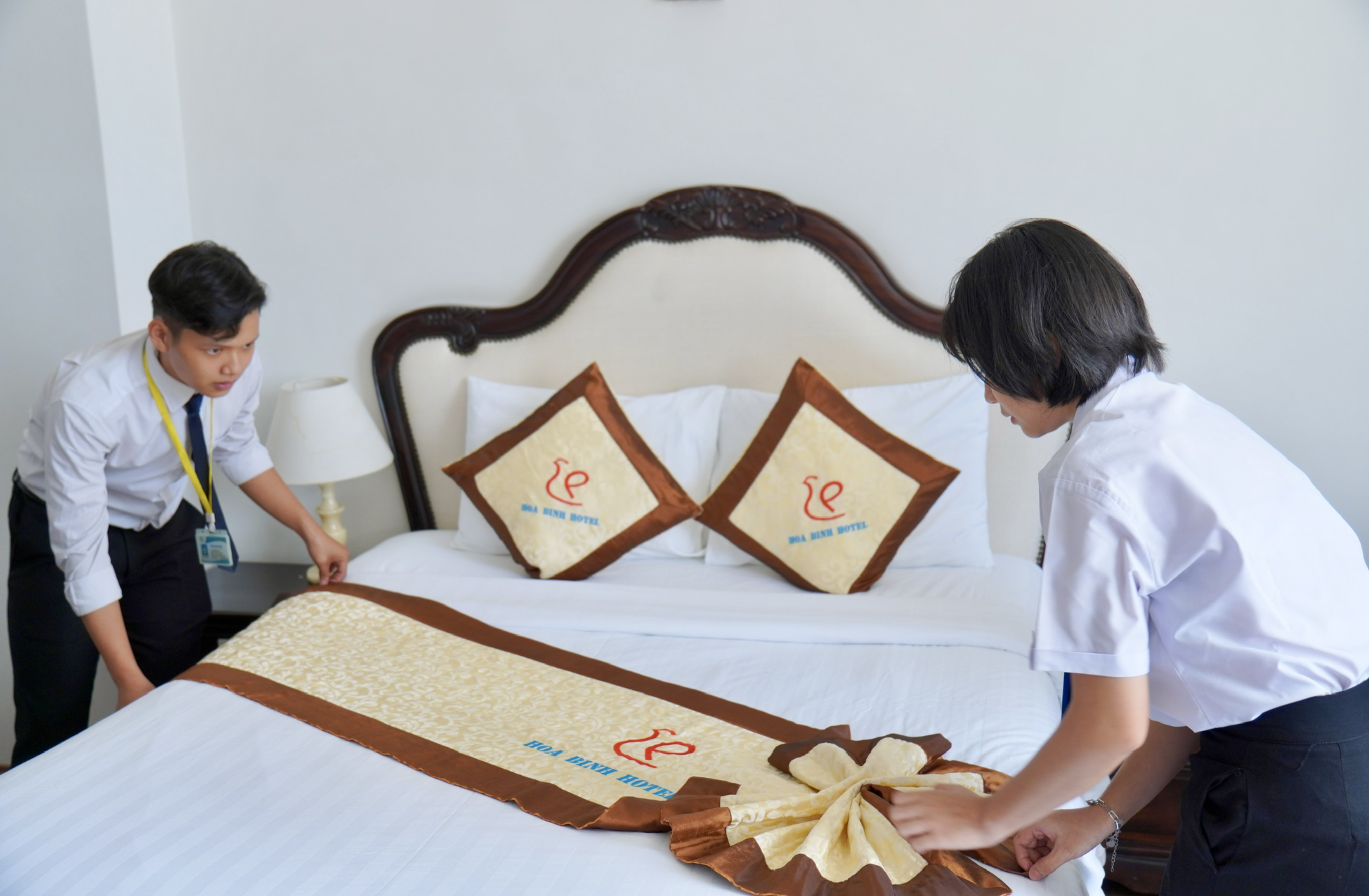 Học sinh Trường TC Việt Giao thực hành trải ga giường ngay tại khách sạn  