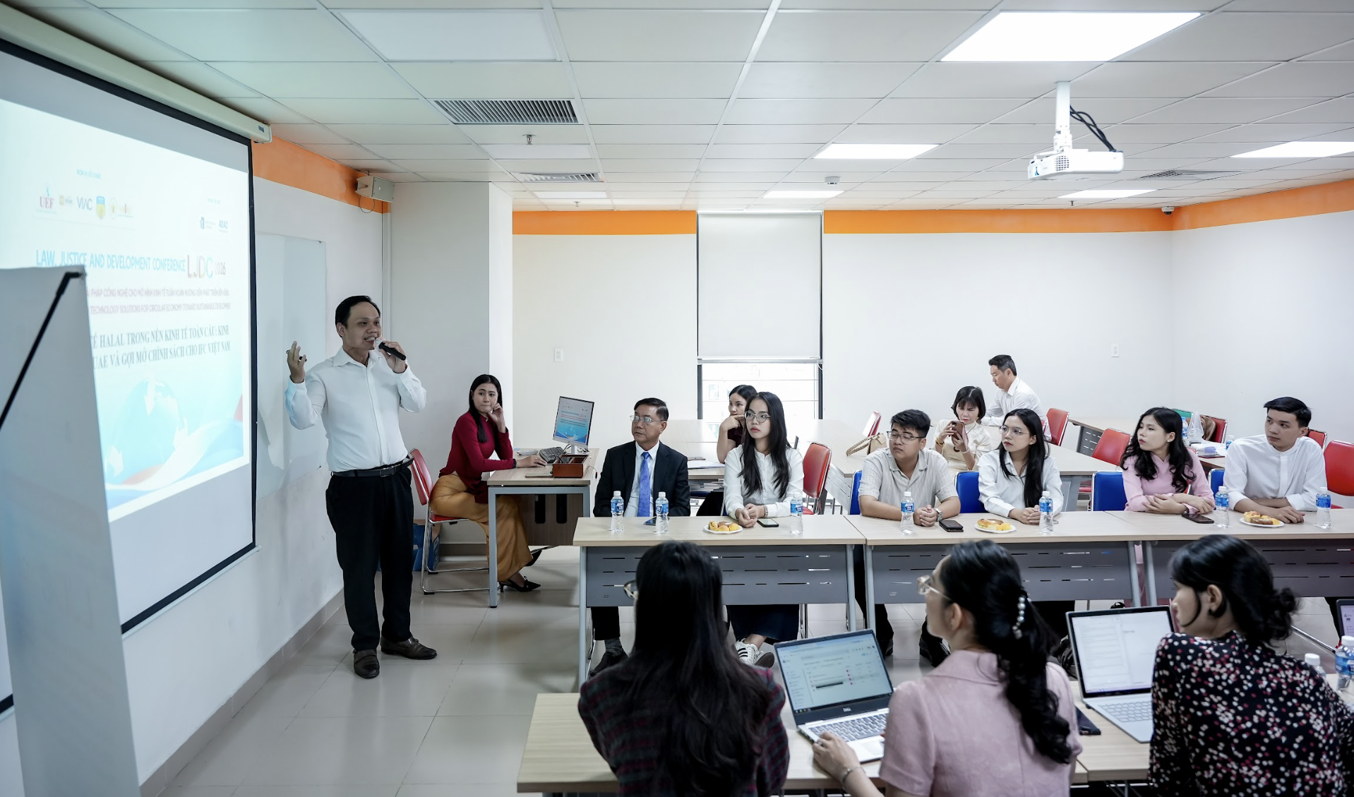 Khách mời trình bày tham luận tại hội thảo