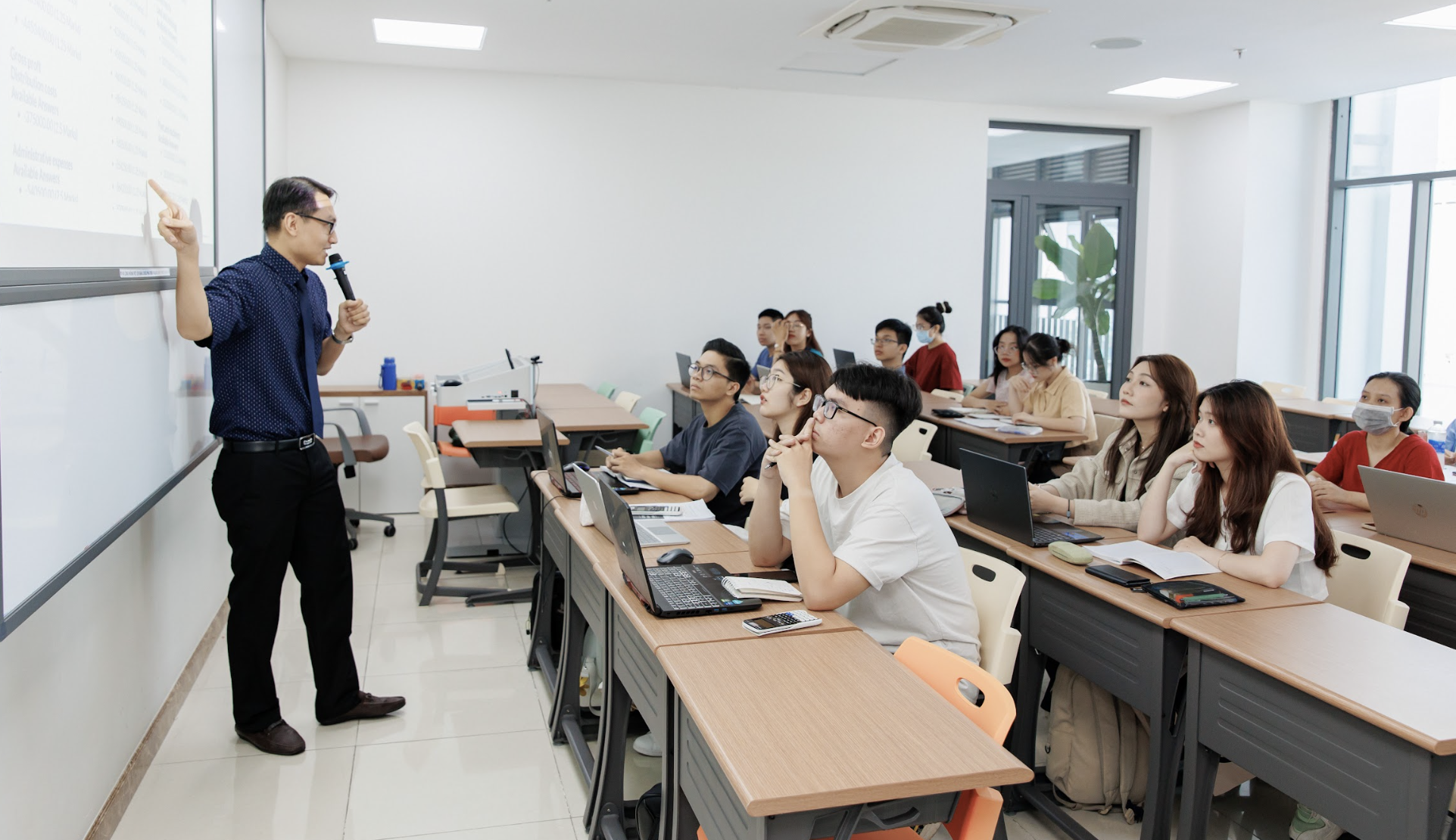 Sinh viên UEH trong giờ học