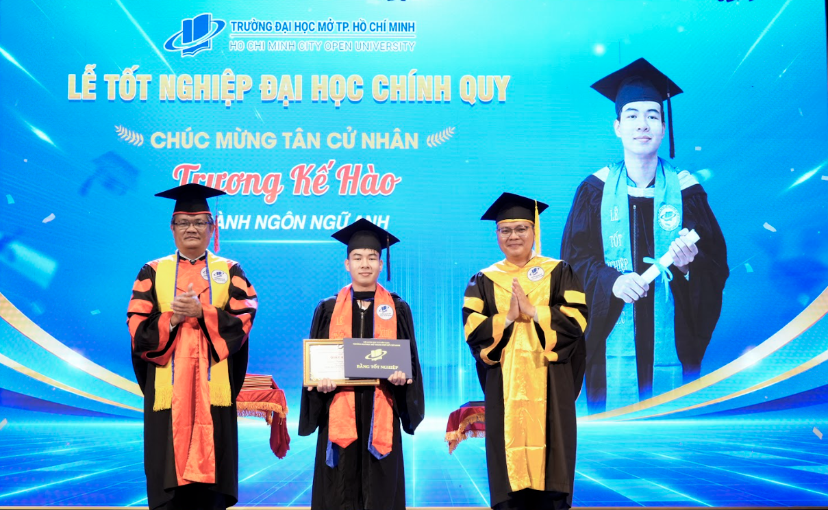 GS- TS Nguyễn Minh Hà trao bằng tốt nghiệp cho tân cử nhân