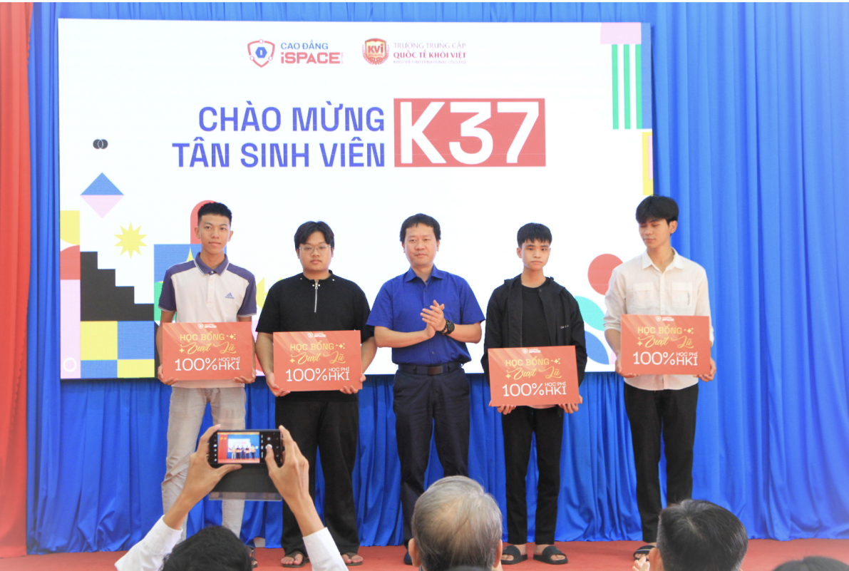 Ông Phạm Hoàng Cường, Chủ tịch Hội đồng quản trị Trường Cao đẳng iSPACE trao học bổng cho tân sinh viên.
