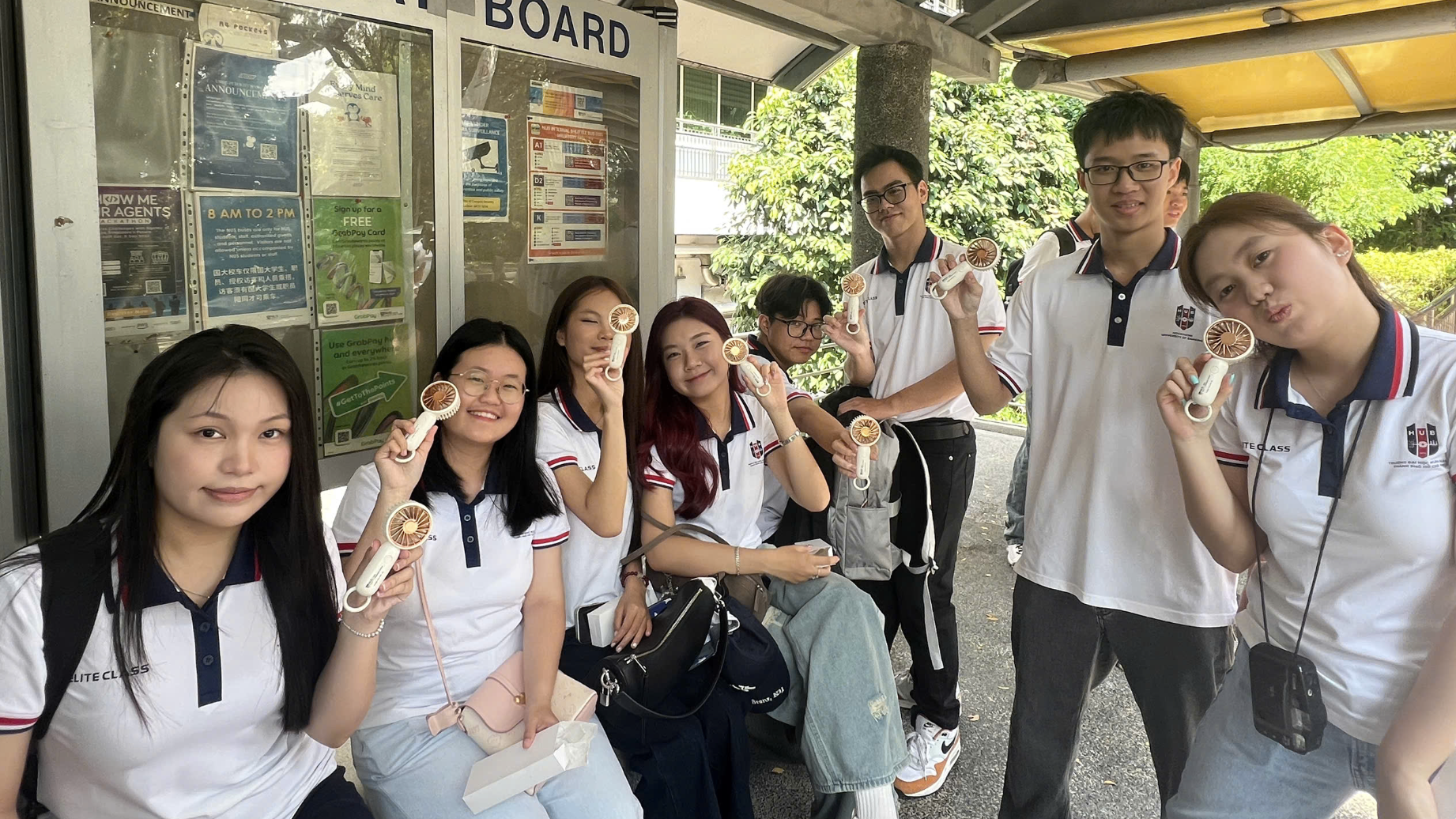 Sinh viên Elite Class nhận quà lưu niệm từ NUS và tham quan khuôn viên trường