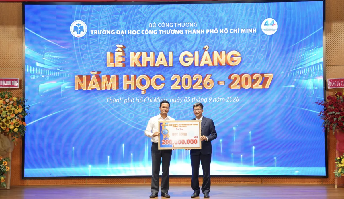 Đại diện Trường ĐH Công thương TPHCM tiếp nhận tài trợ từ doanh nghiệp
