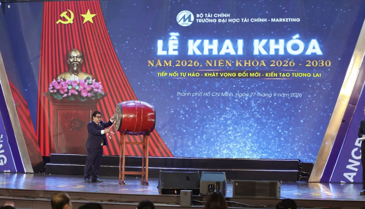 TS Cao Tấn Huy thực hiện nghi thức đánh trống khai khóa