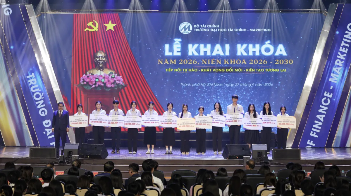 Trường Đại học Tài chính - Marketing trao học bổng cho tân sinh viên
