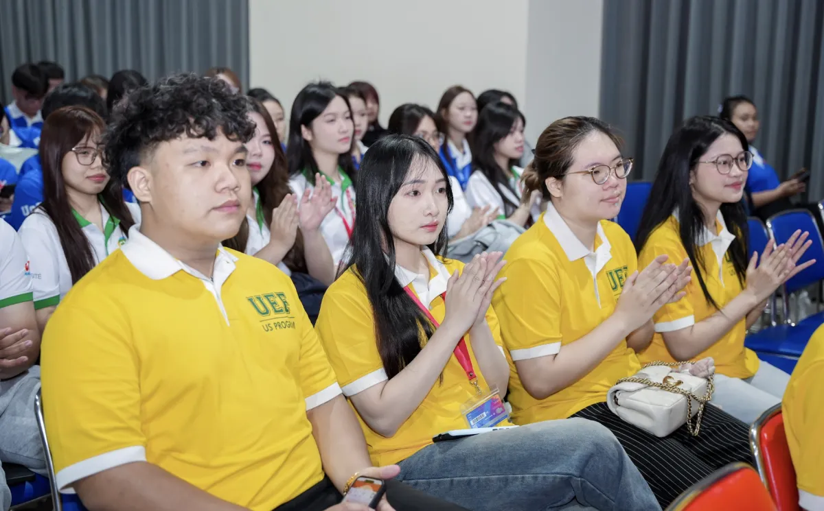 Tân sinh viên học chương trình liên kết quốc tế tại UEF