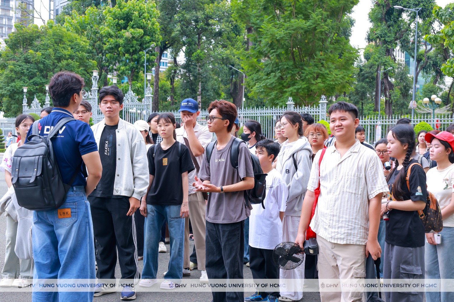 Tân sinh viên DHV tham quan dinh doc lap