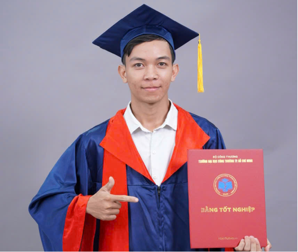 Tân cử nhân Võ Minh Tiến