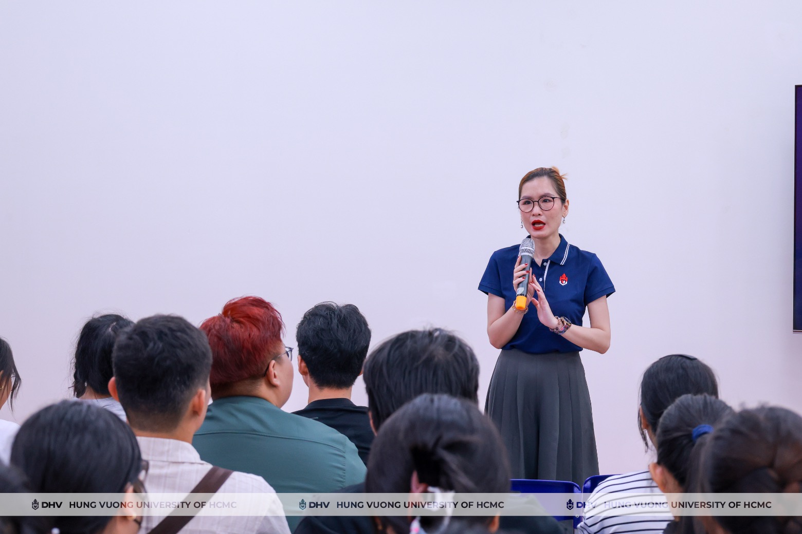 Tân sinh viên được hướng dẫn ứng dụng AI phục vụ học tập hiệu quả.