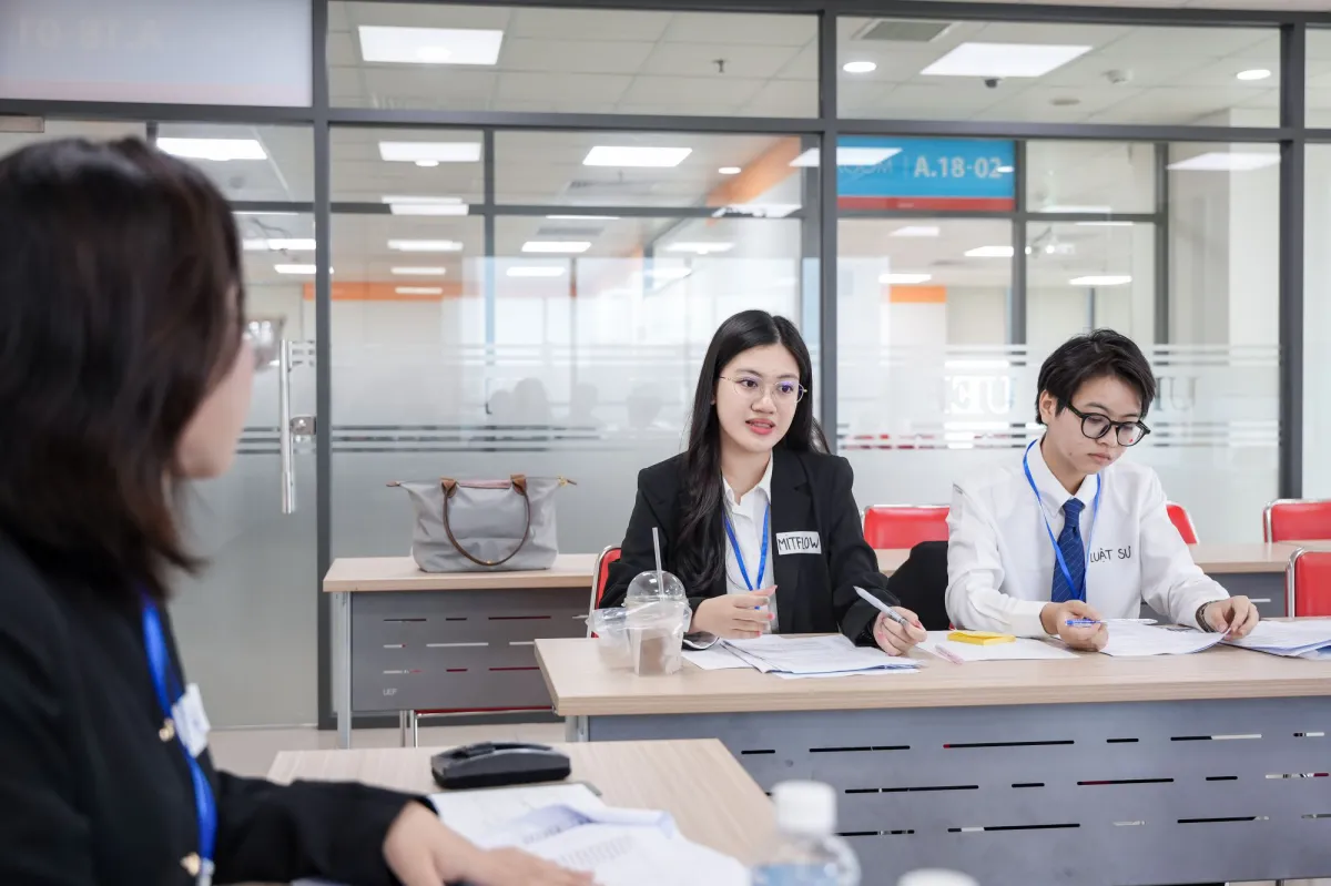 Thí sinh tại vòng chung kết cuộc thi Hòa giải thương mại cấp quốc gia