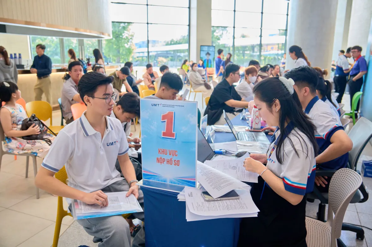 Thí sinh trúng tuyển đợt 1 làm thủ tục nhập học vào UMT