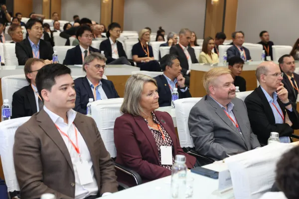Lãnh đạo các đại học và tổ chức đối tác từ châu Á, châu Âu, châu Mỹ, châu Đại Dương và Việt Nam dự diễn đàn
