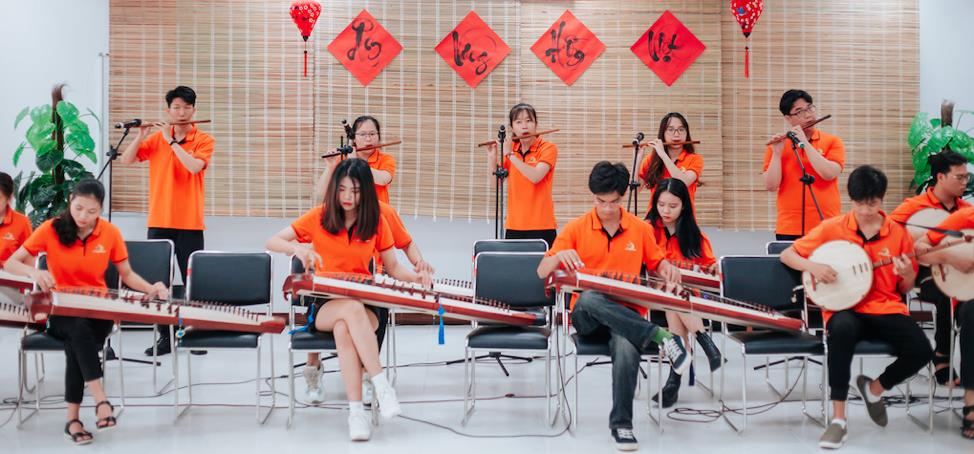 Học sinh trình diễn nhạc cụ dân tộc