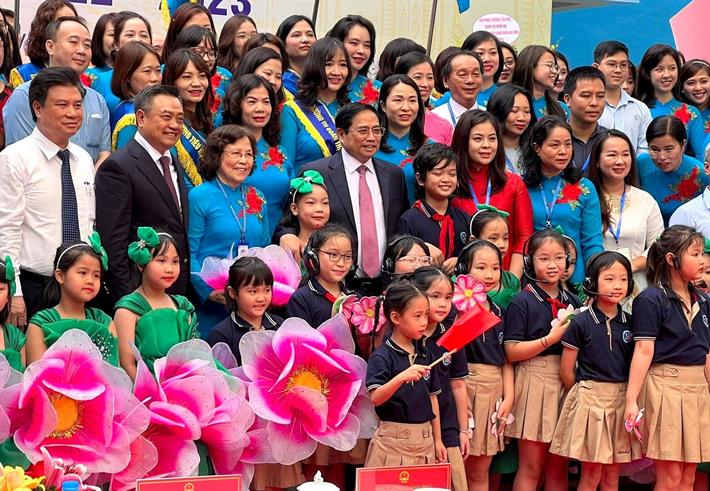 Thủ tướng Phạm Minh Chính chụp ảnh lưu niệm với thầy và trò Trường Tiểu học Đoàn Thị Điểm. Ảnh: Báo Tiền phong