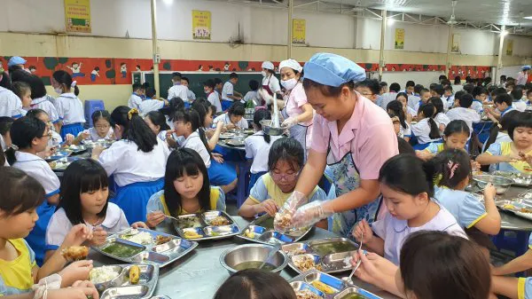 Bữa ăn bán trú cho học sinh