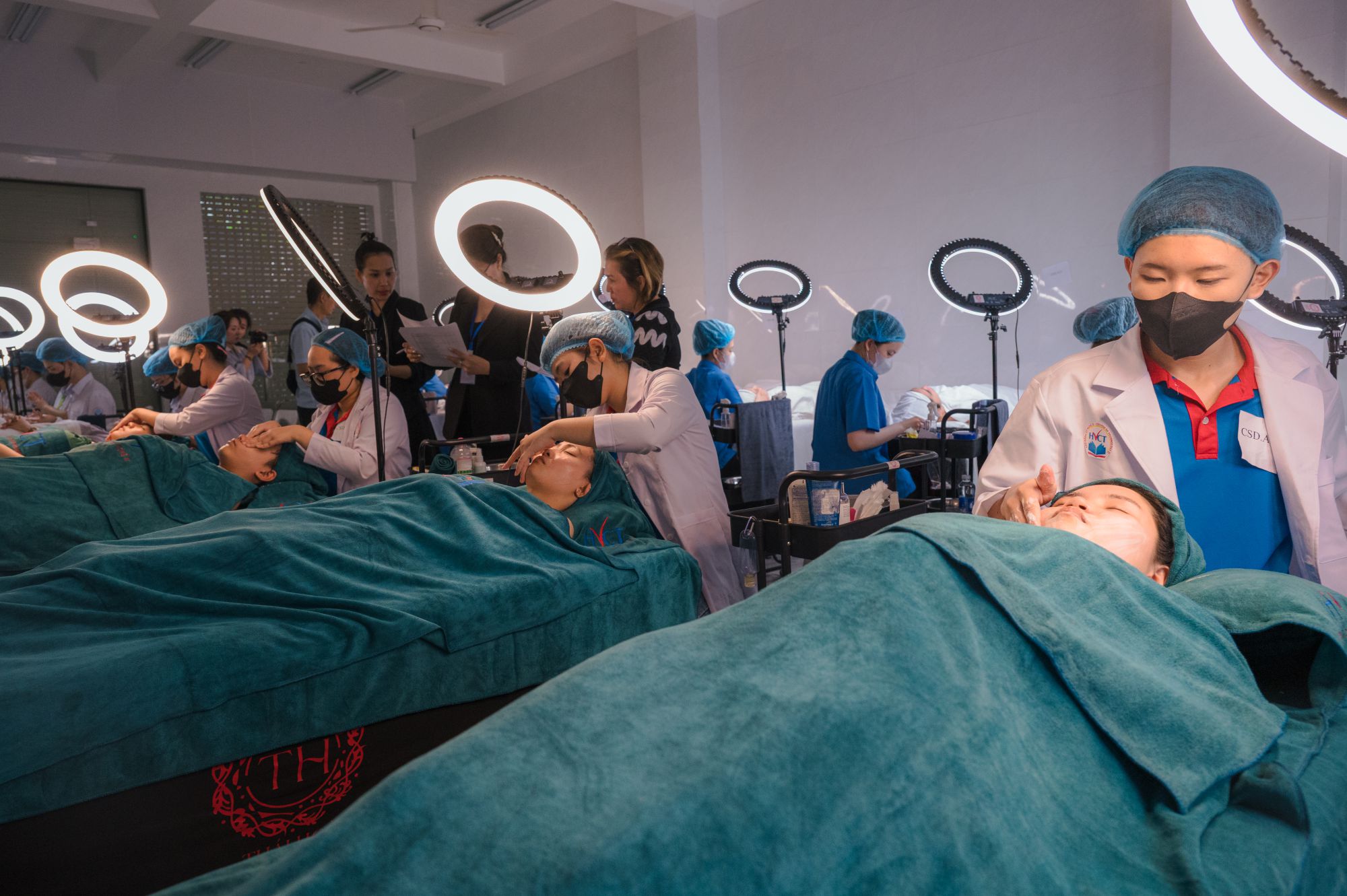 Sinh viên ngành Chăm sóc sắc đẹp thực hành trang điểm