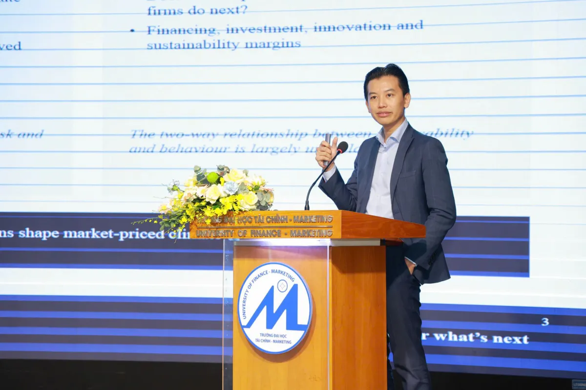 Nhà khoa học trình bày tham luận tại hội thảo
