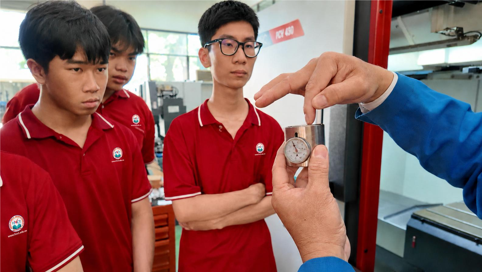 Sinh viên ngành cơ khí được giảng viên hướng dẫn