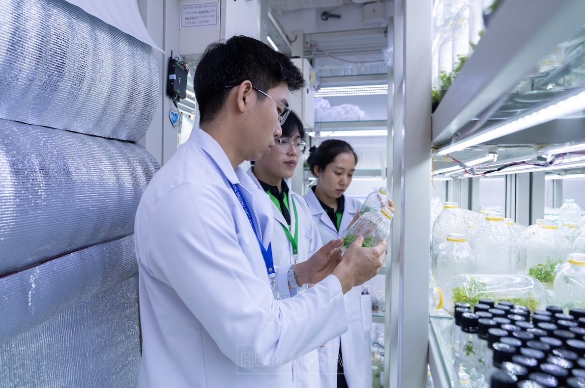 Sinh viên ngành công nghệ sinh học