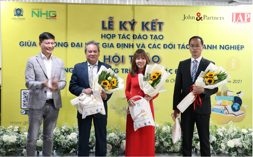 TS Ngô Minh Hải (bìa trái) tại lễ ký kết hợp tác đào tạo với các doanh nghiệp.