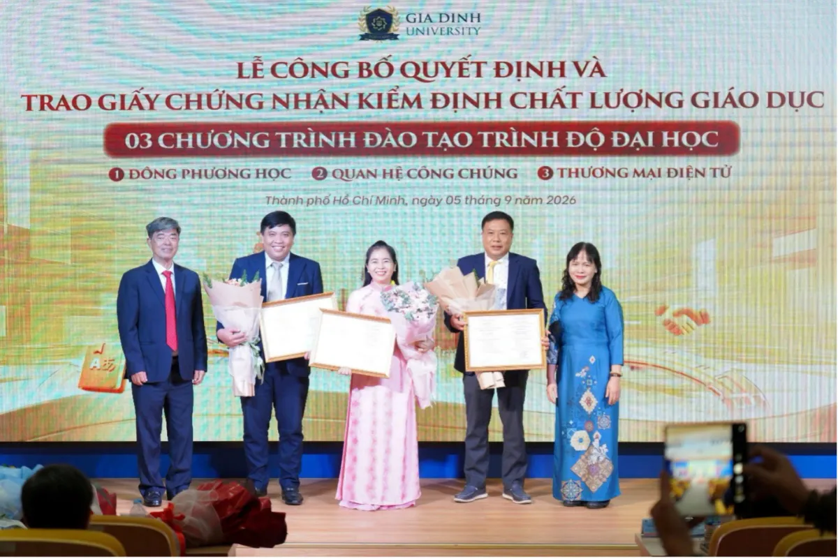 Đại diện Trường Đại học Gia Định đón nhận chứng nhận kiểm định chất lượng 3 chương trình đào tạo.