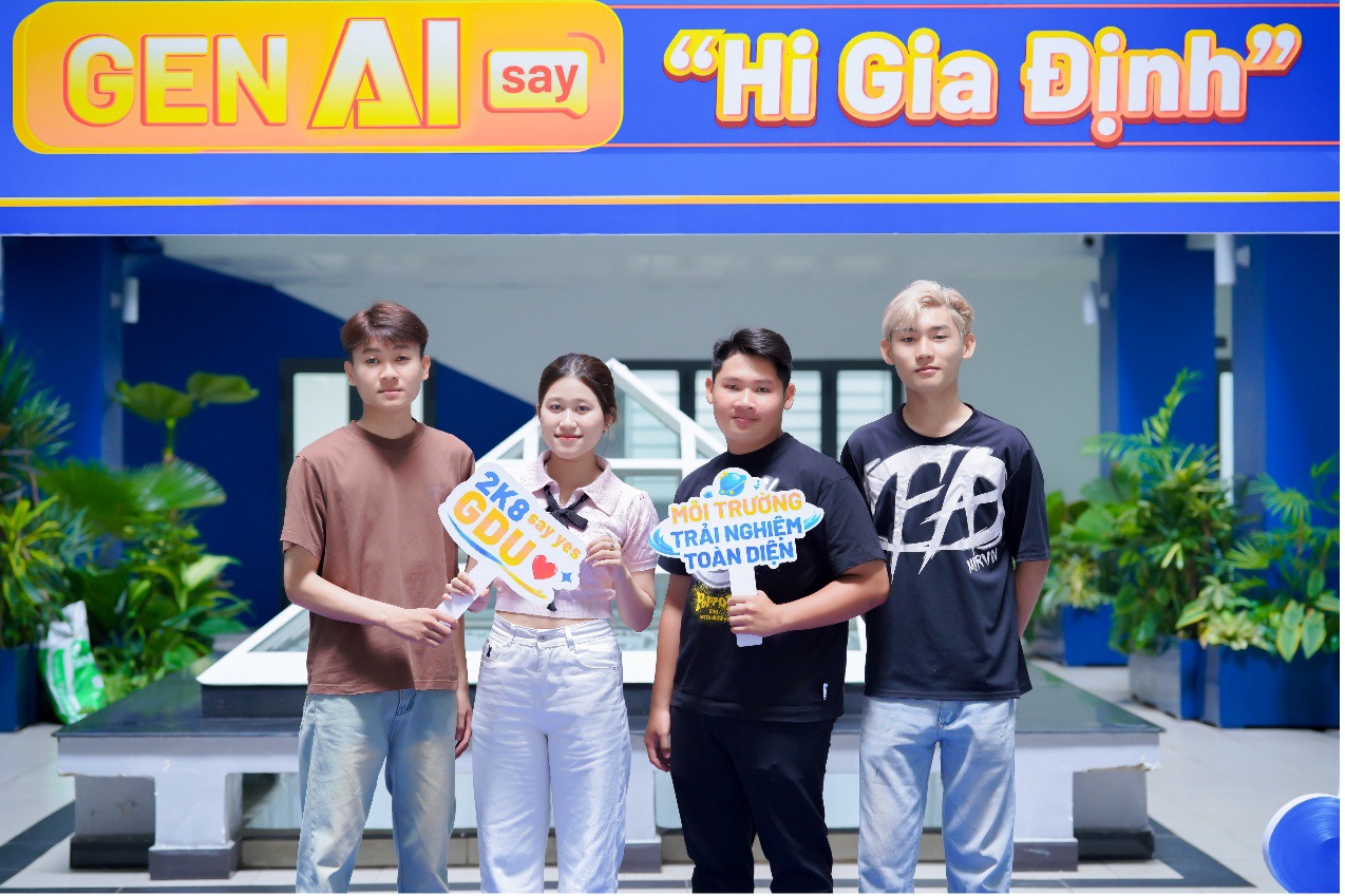 Phụ huynh và học sinh đến tìm hiểu thông tin tuyển sinh tại GDU
