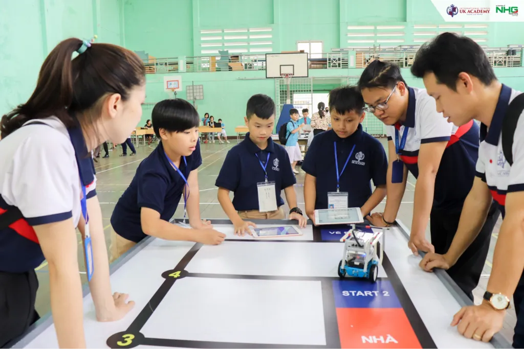 Các em học sinh tại UKA tham gia nghiên cứu khoa học thông qua phương pháp STEM