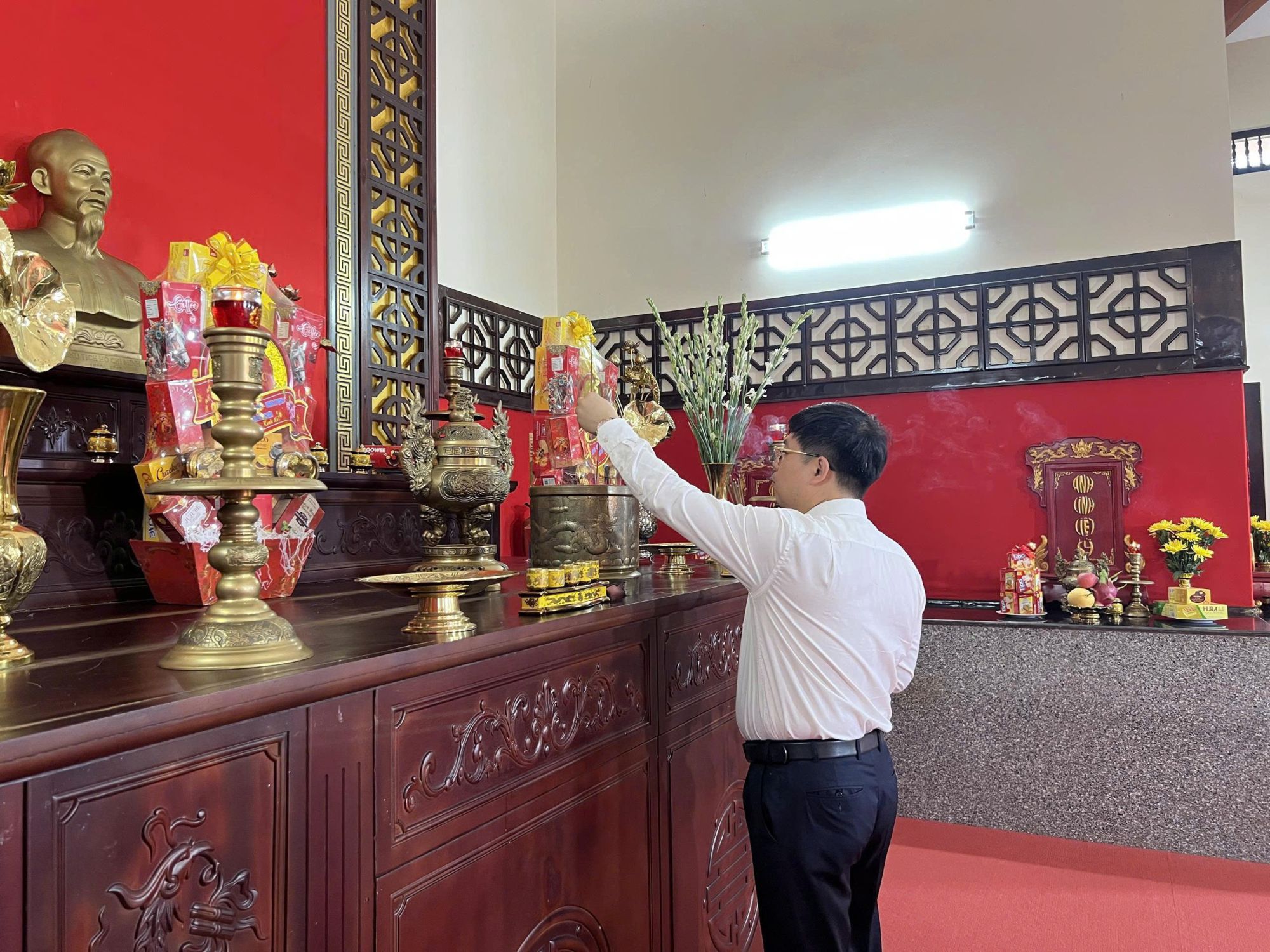 PGS- TS Phạm Tiến Đạt, Hiệu trưởng Trường ĐH Tài chính - Marketing dâng hương