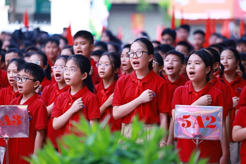 Học sinh hát Quốc ca trong lễ khai giảng