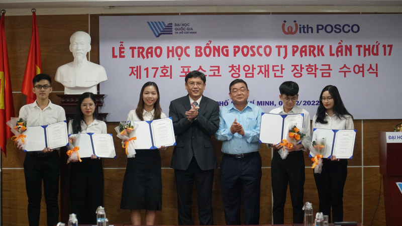 PGS.TS Nguyễn Minh Tâm và ông Yoon Chang-woo trao học bổng cho các sinh viên.