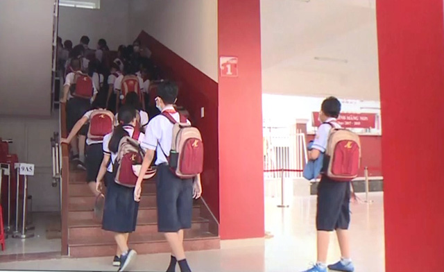 Học sinh TP HCM trở lại trường học
