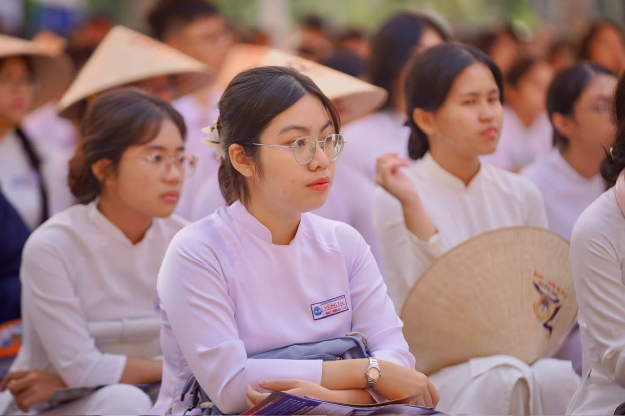 Học sinh 12 theo dõi thông tin thi tốt nghiệp và tuyển sinh ĐH 2026