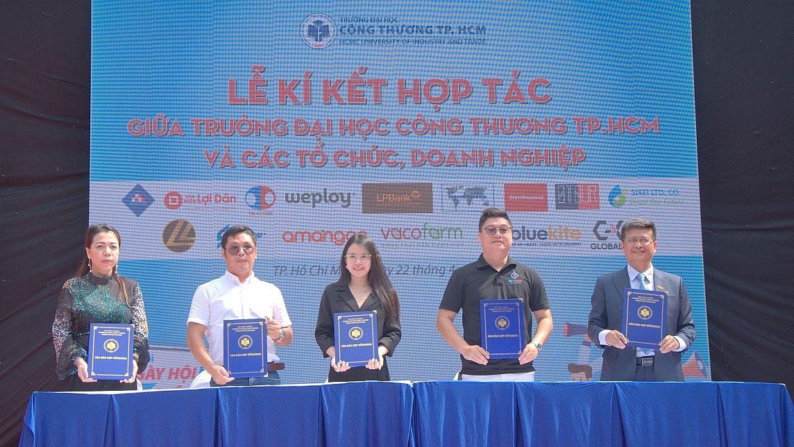 TS Thái Doãn Thanh, Đại diện Trường ĐH Công Thương TP HCM ký hợp tác với các doanh nghiệp