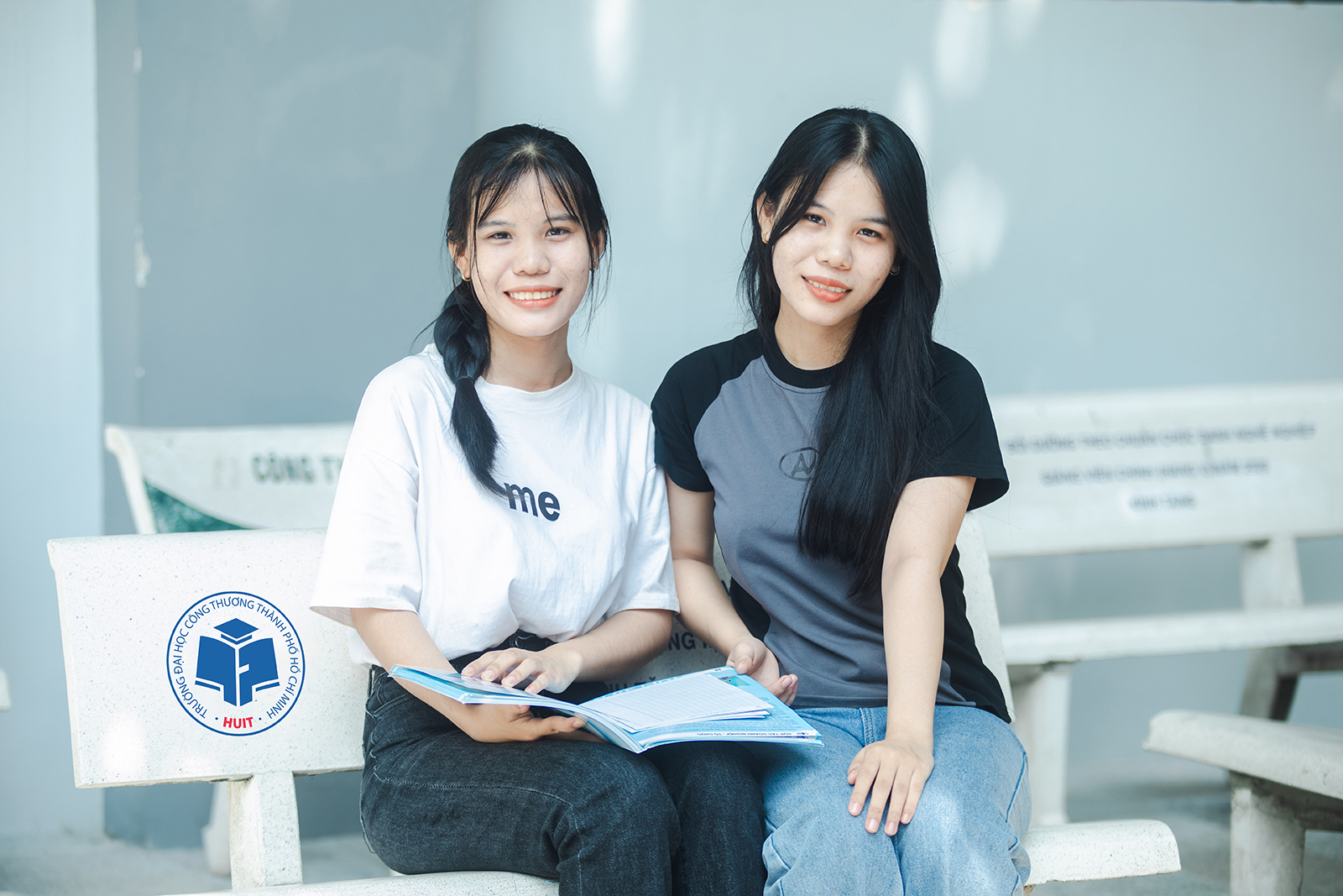 Hai chị em sinh đôi Nguyễn Thị Mỹ Kim và Nguyễn Thị Mỹ Cương không chỉ học cùng trường mà còn cùng ngành, cùng lớp