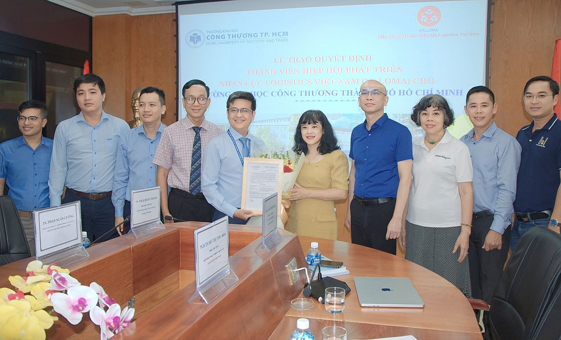 Hiệp hội Phát triển nhân lực logistics Việt Nam trao quyết định chứng nhận Trường ĐH Công Thương TP HCM trở thành thành viên của Hiệp hội.