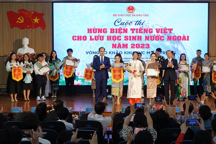 Ban Tổ chức trao giải Nhất cho đội thi đến từ Trường Đại học Ngoại ngữ, Đại học Đà Nẵng