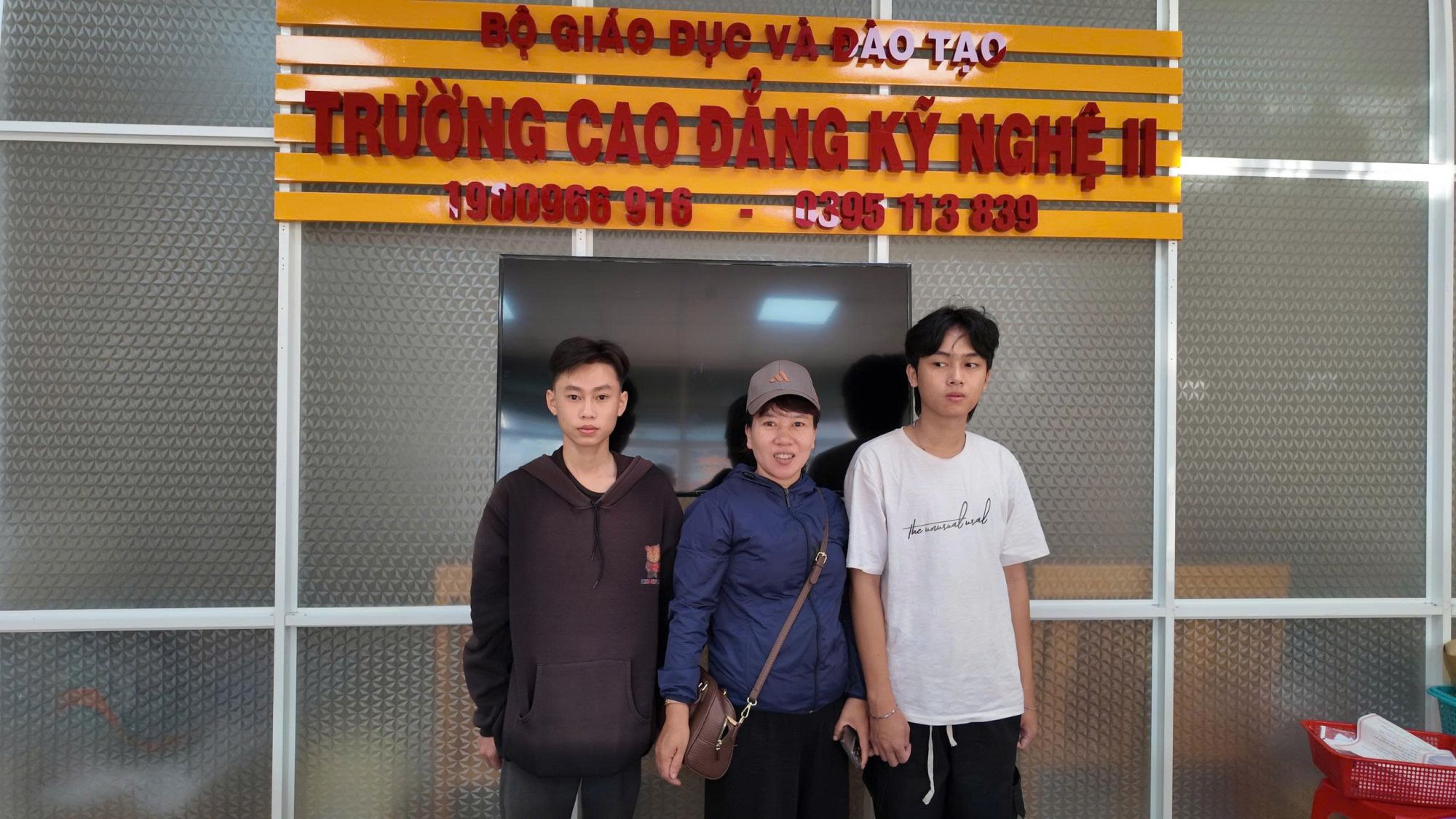 Tân sinh viên Nguyễn Quốc Cảnh, Đàm Thiên Ân và mẹ