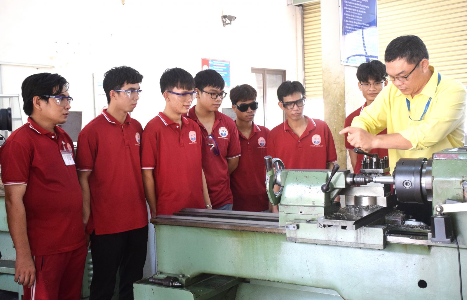 Sinh viên khoa Cơ khí chế tạo của HVCT trong giờ thực hành