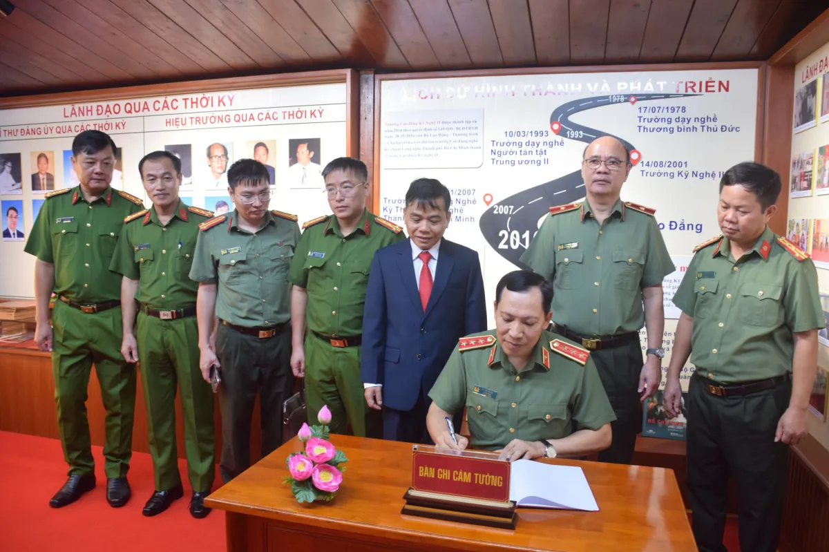 Thượng tướng Lê Văn Tuyến viết cảm tưởng tại Phòng Truyền thống của nhà trường