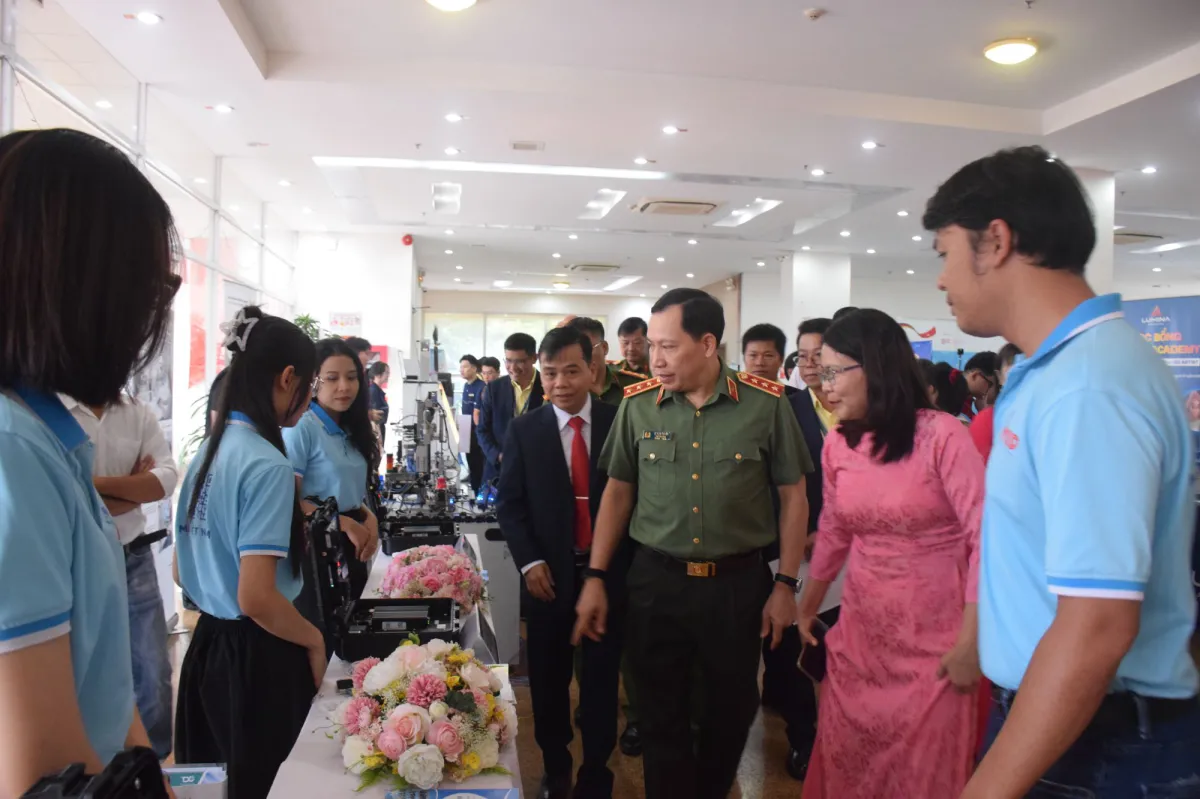 Tham quan gia hàng của các khoa và doanh nghiệp trong ngày khai giảng 