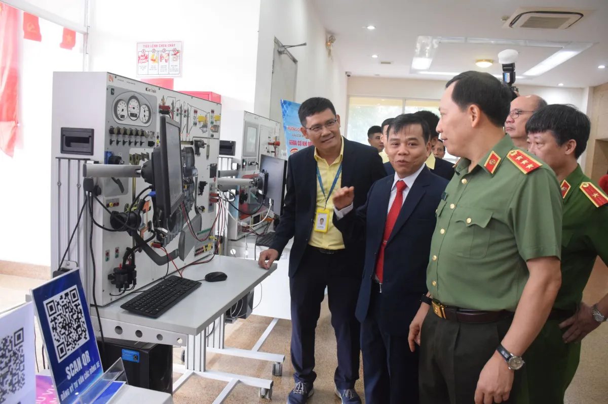 Thượng tướng tham quan gia hàng của các khoa và doanh nghiệp trong ngày khai giảng 